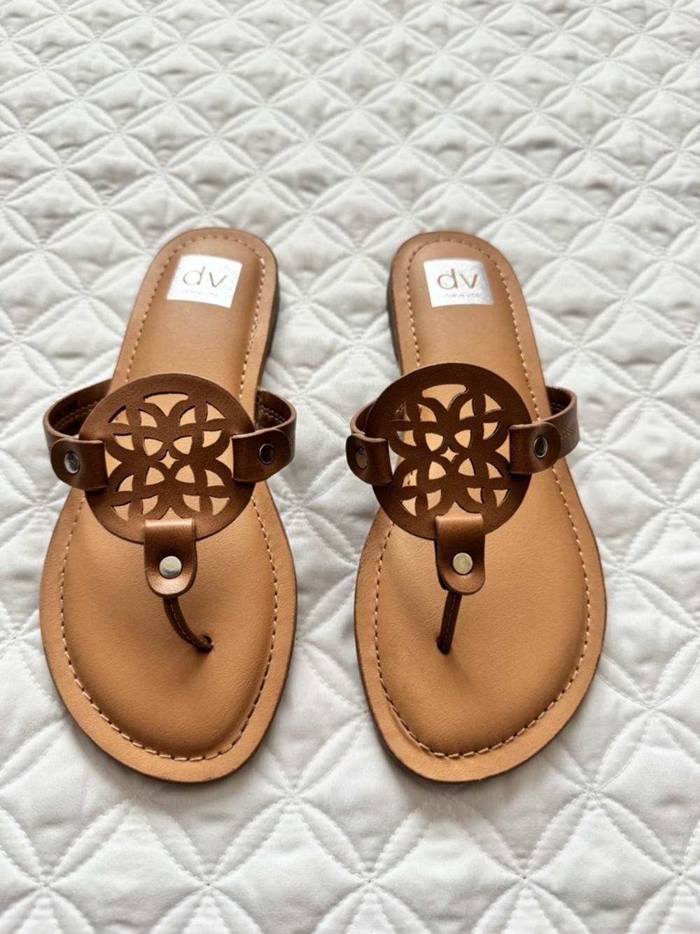 DV by Dolce Vita Candle Brown Cutout Medallion Toe-Post Sandals Size 3 - Picture 3 of 12